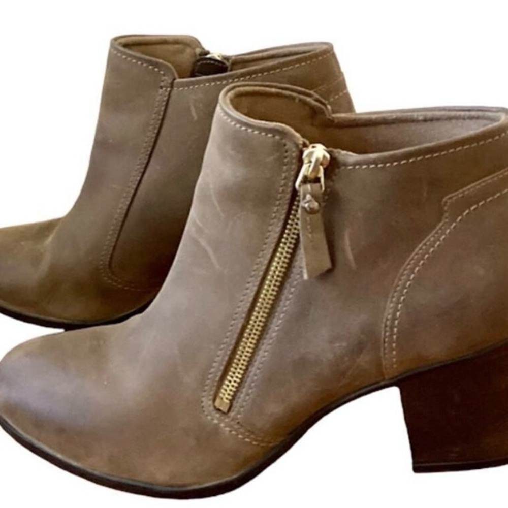 Clarks Diane Pioneer Women's Tan Leather Zipper Ankle Boots in size 10